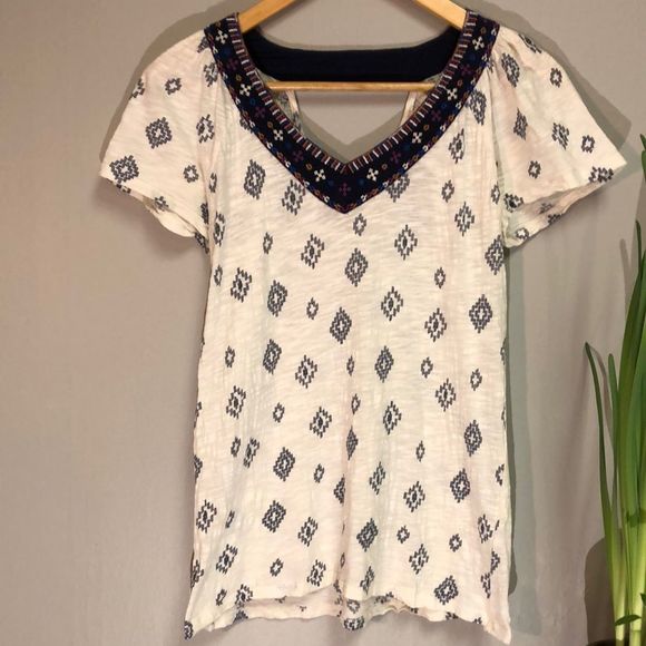 Lucky Brand Tops - Lucky brand Aztec print embroidered V-neck keyhole back short sleeve